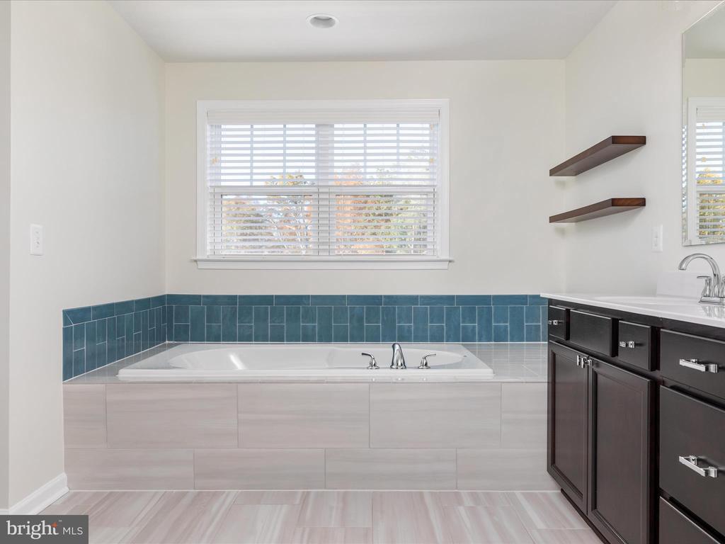138 JEWEL BOX DRIVE