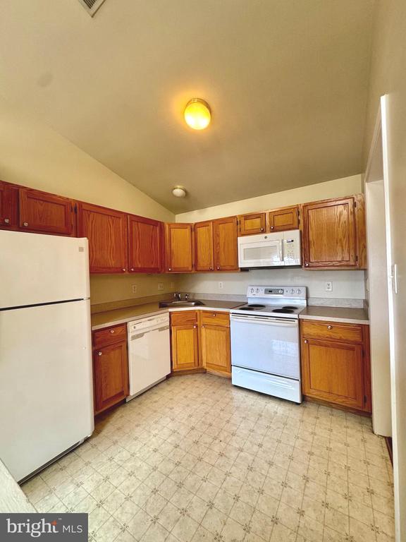 152 BROOKLAND COURT Unit: 10