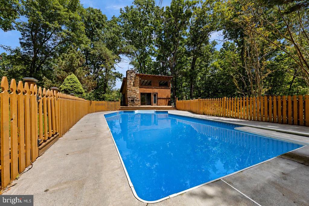 274 THREE OAKS DRIVE