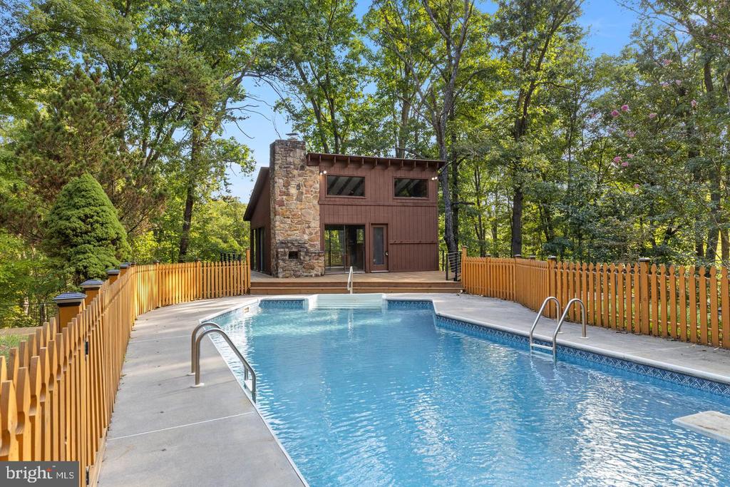 274 THREE OAKS DRIVE