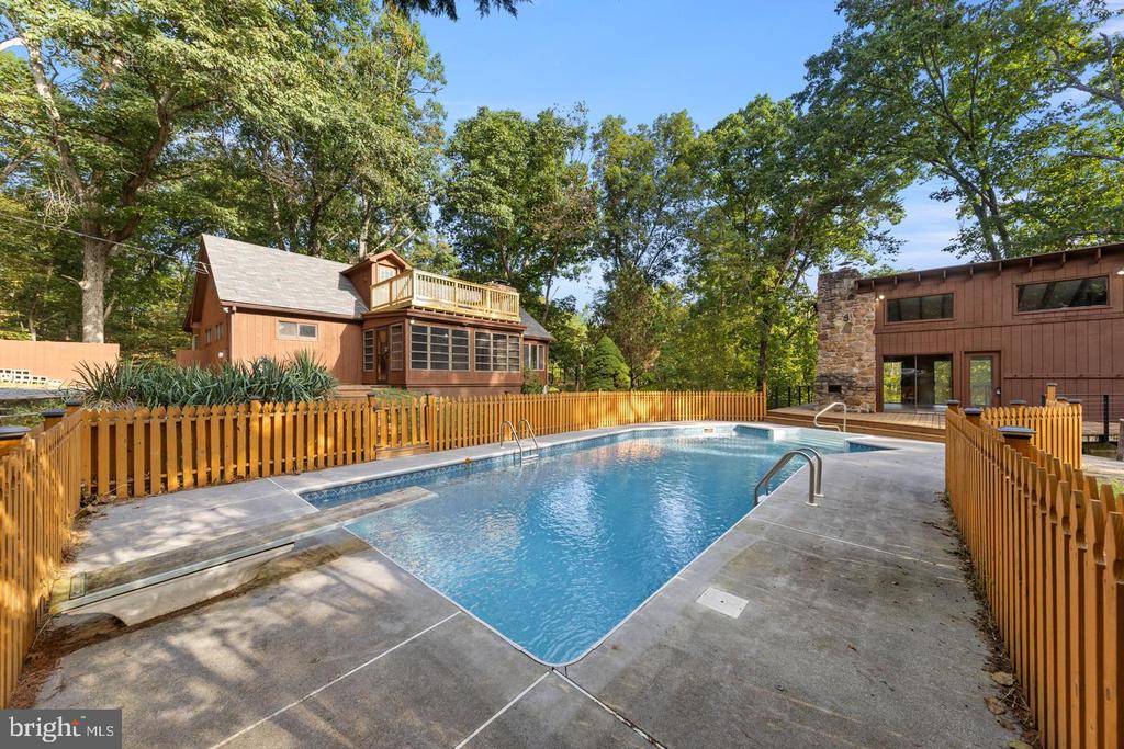 274 THREE OAKS DRIVE