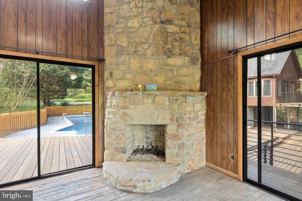274 THREE OAKS DRIVE
