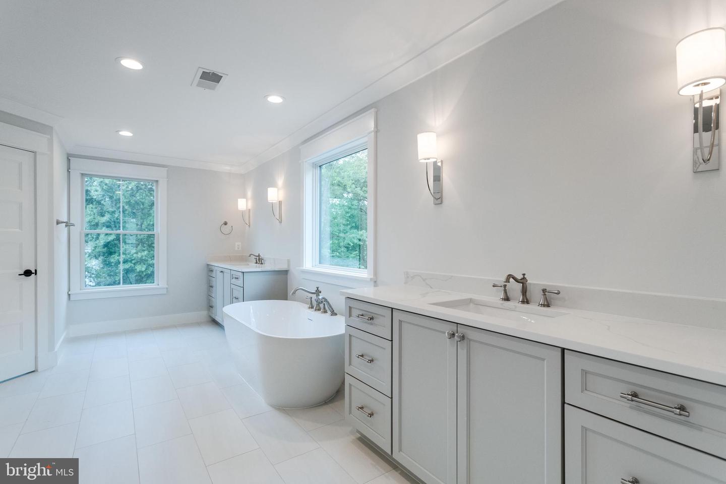 302 JADE COURT NW