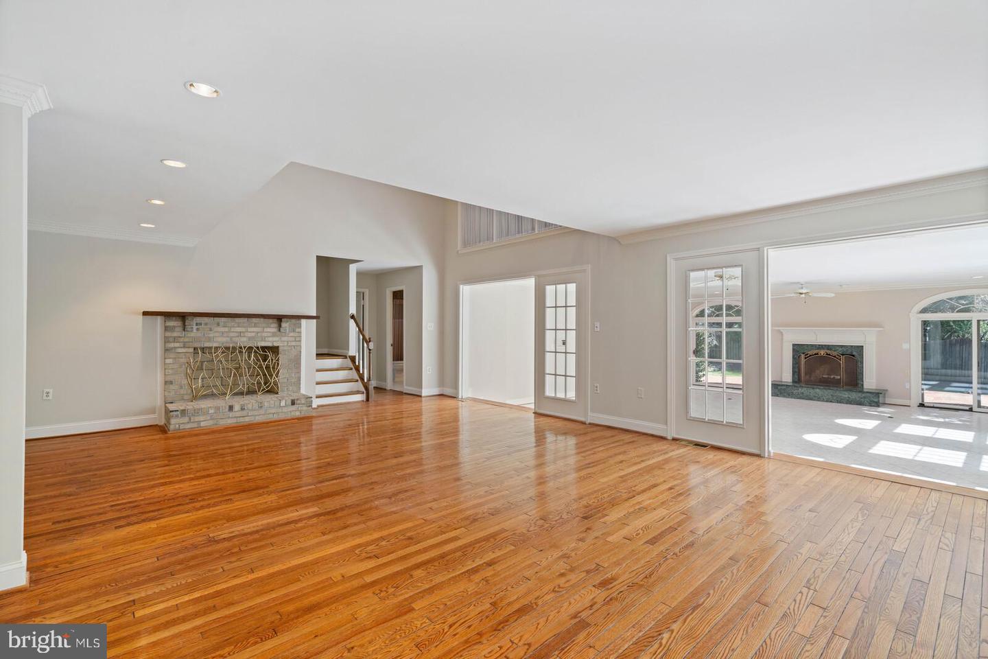 6211 HOMESPUN LANE