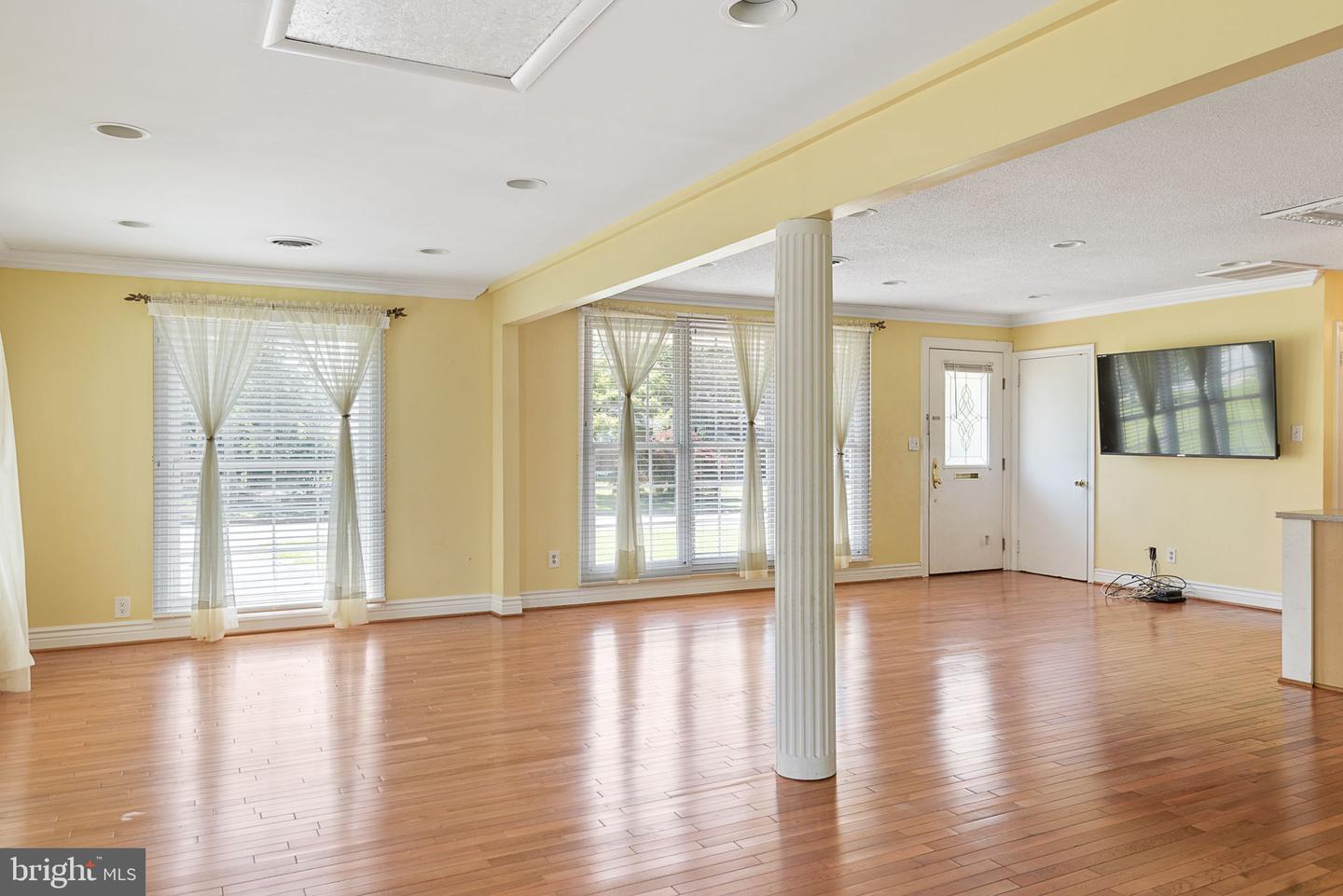 4916 TREETOP LANE