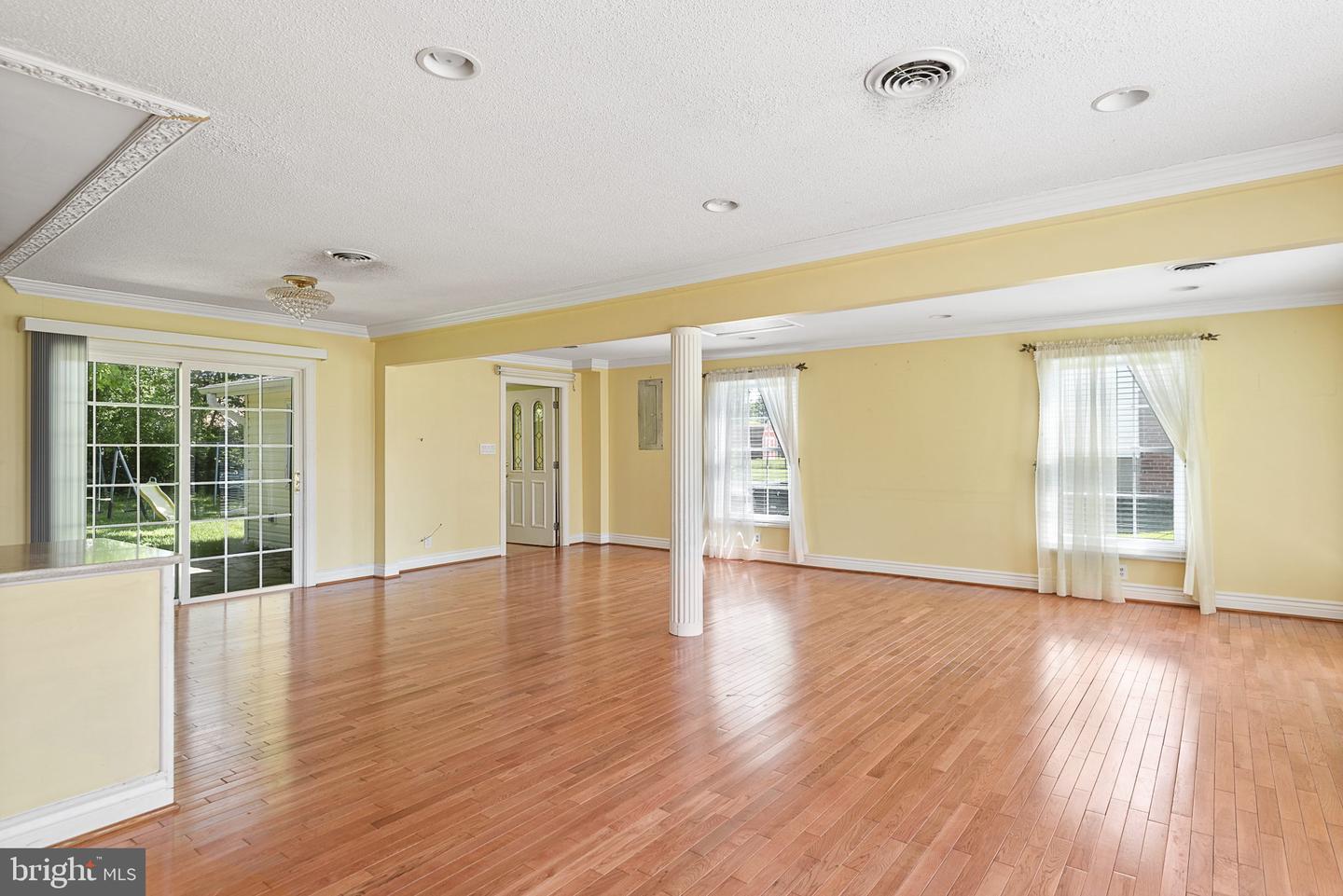 4916 TREETOP LANE
