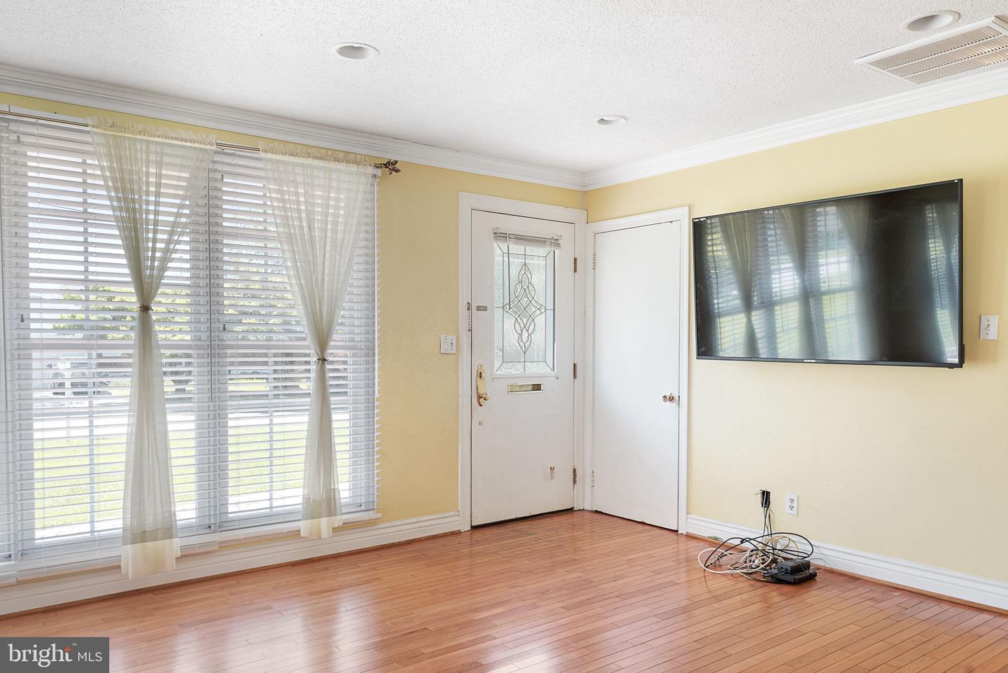 4916 TREETOP LANE