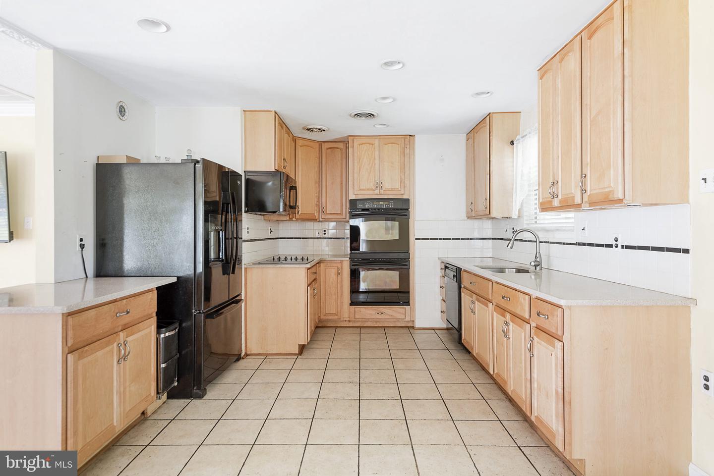 4916 TREETOP LANE