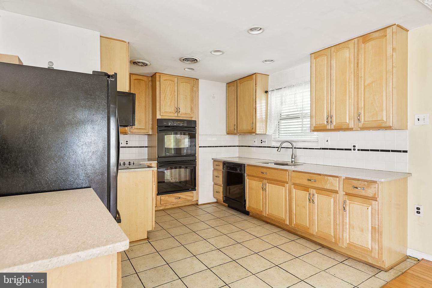 4916 TREETOP LANE
