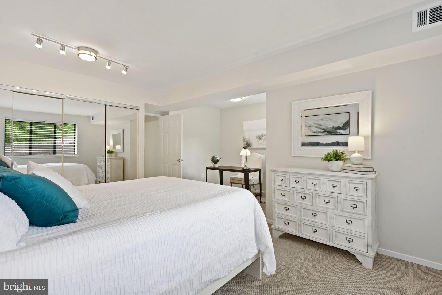 1650 PARKCREST CIRCLE Unit: 100