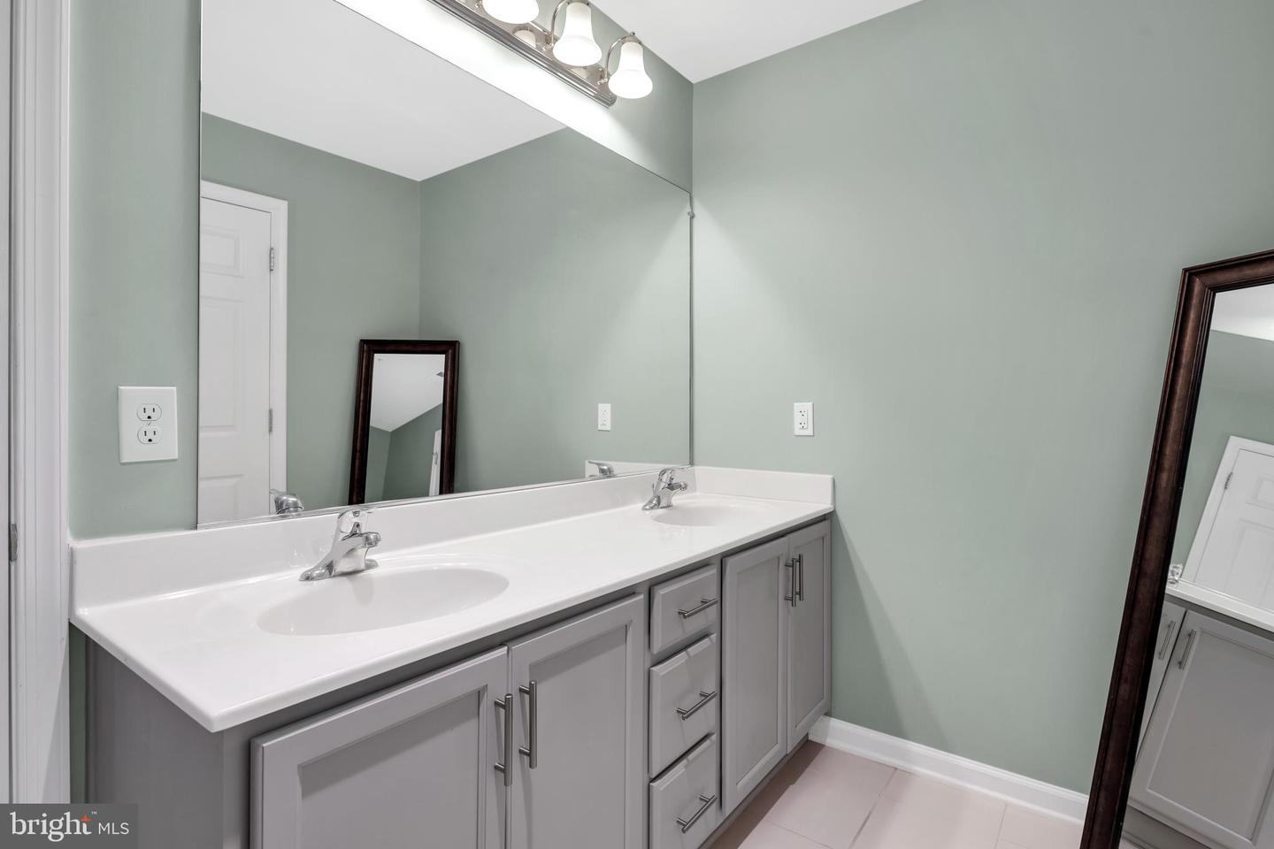 2988 RITTENHOUSE CIRCLE Unit: 19