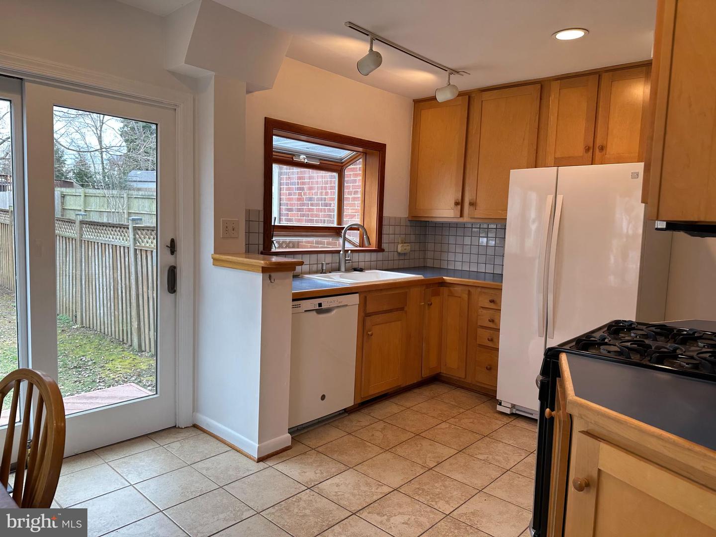 2621 FARMINGTON DRIVE