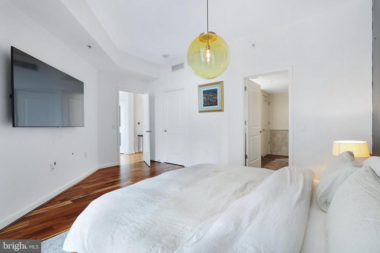11990 MARKET Unit: 1501
