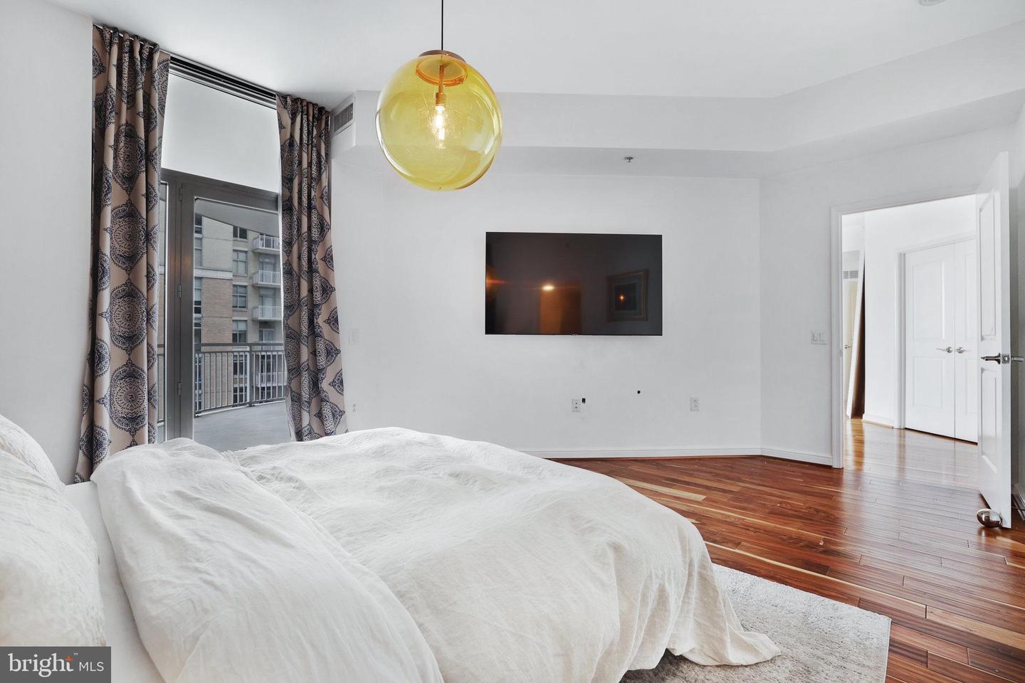 11990 MARKET Unit: 1501