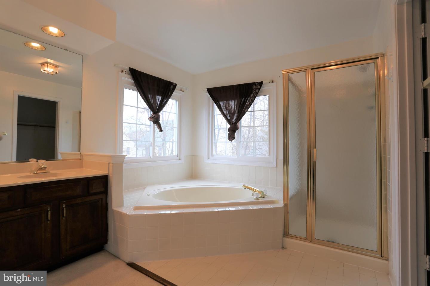 814 AUTUMN BREEZE COURT