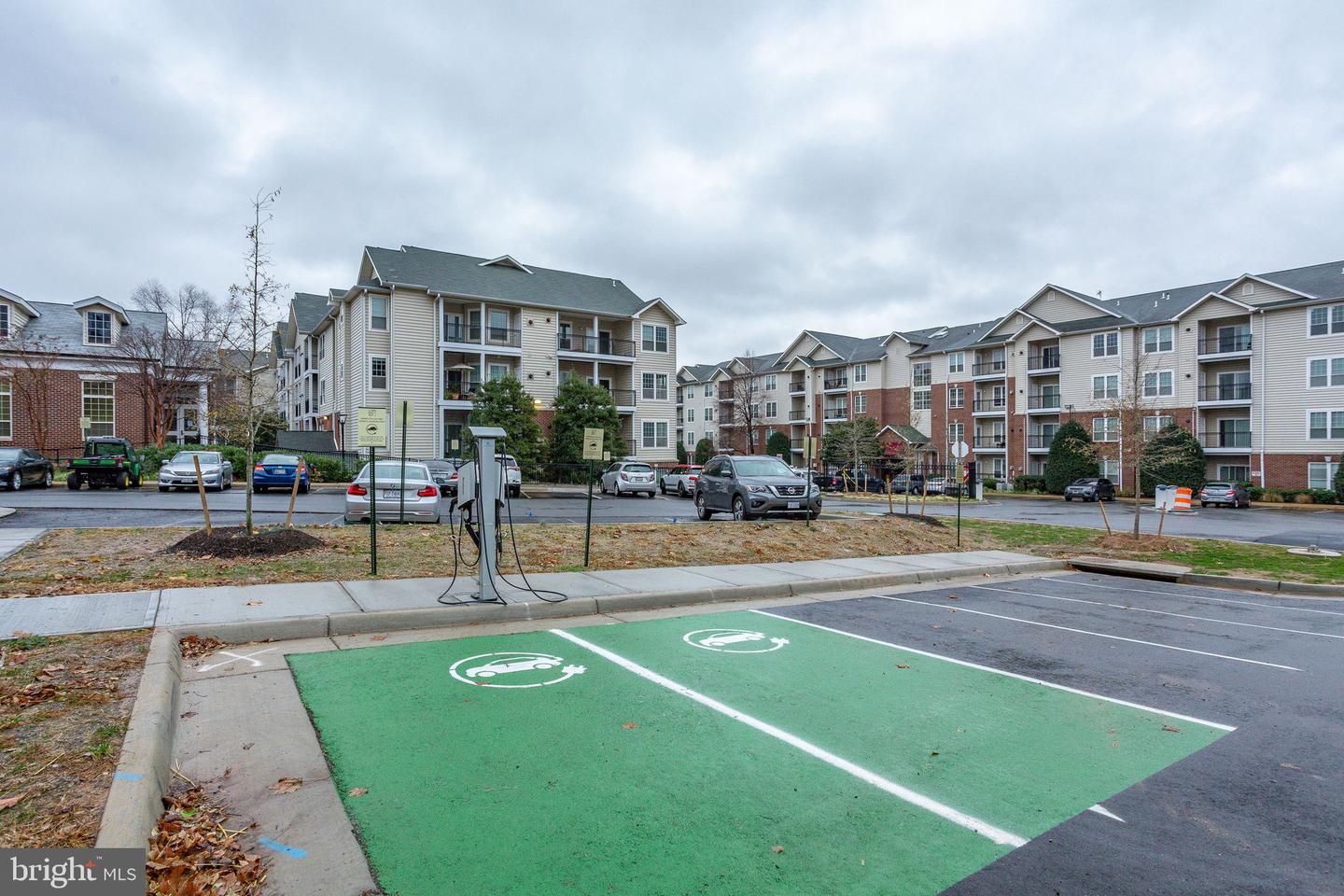 1591 SPRING GATE DRIVE Unit: 3303