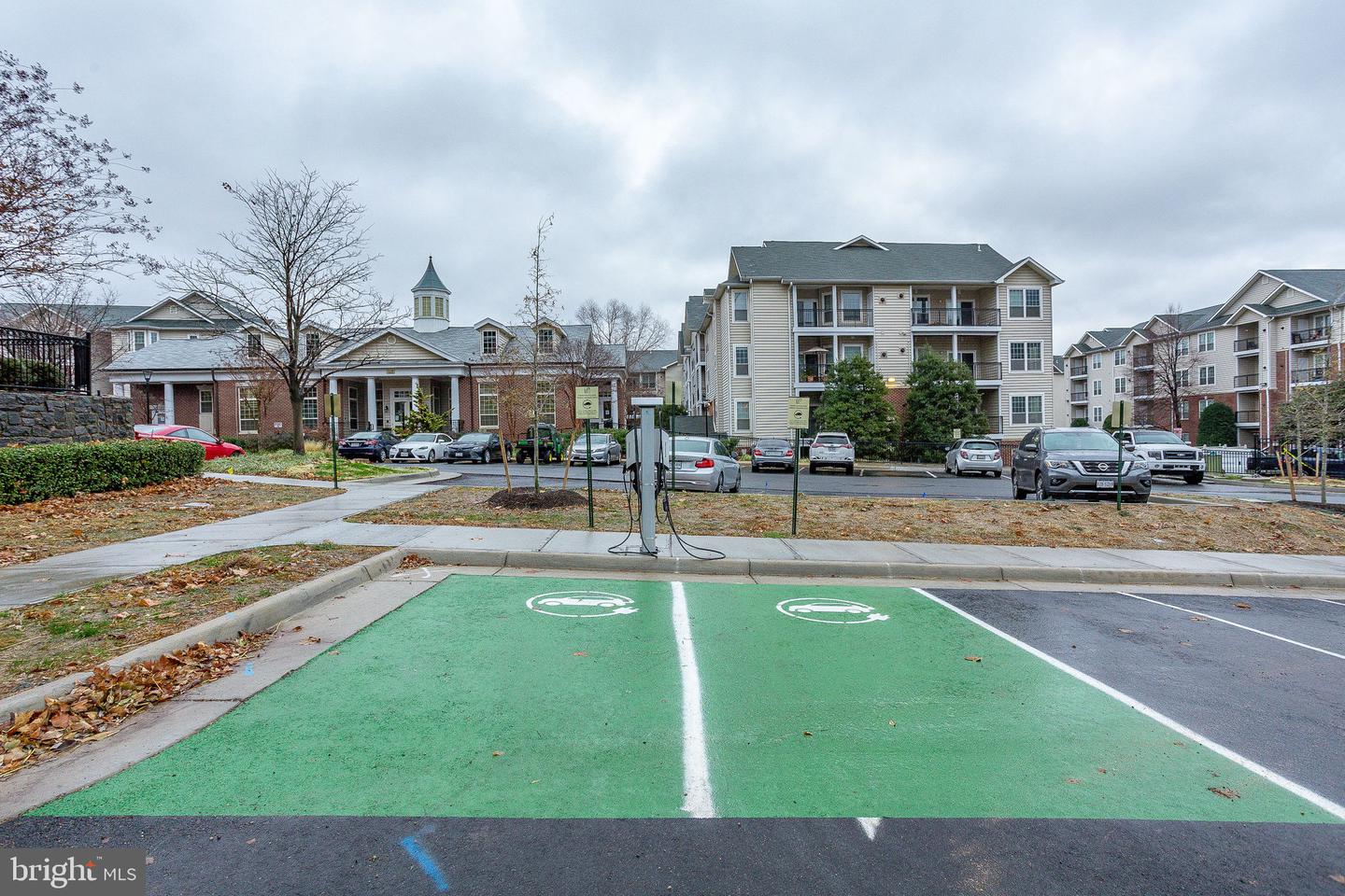 1591 SPRING GATE DRIVE Unit: 3303