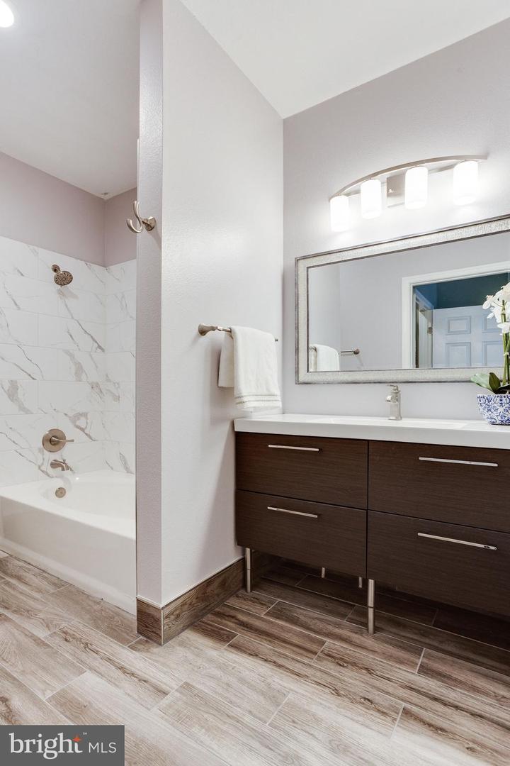 1591 SPRING GATE DRIVE Unit: 3303