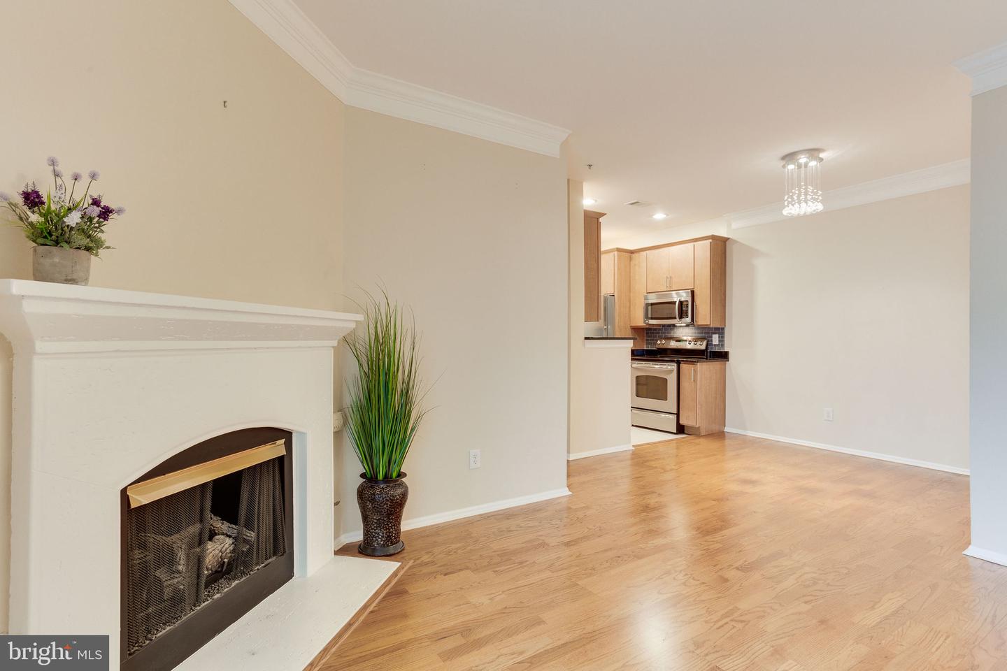 1591 SPRING GATE DRIVE Unit: 3303