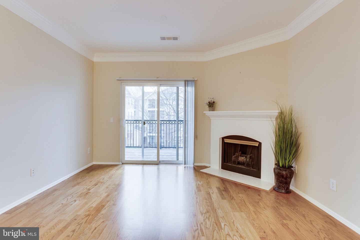 1591 SPRING GATE DRIVE Unit: 3303
