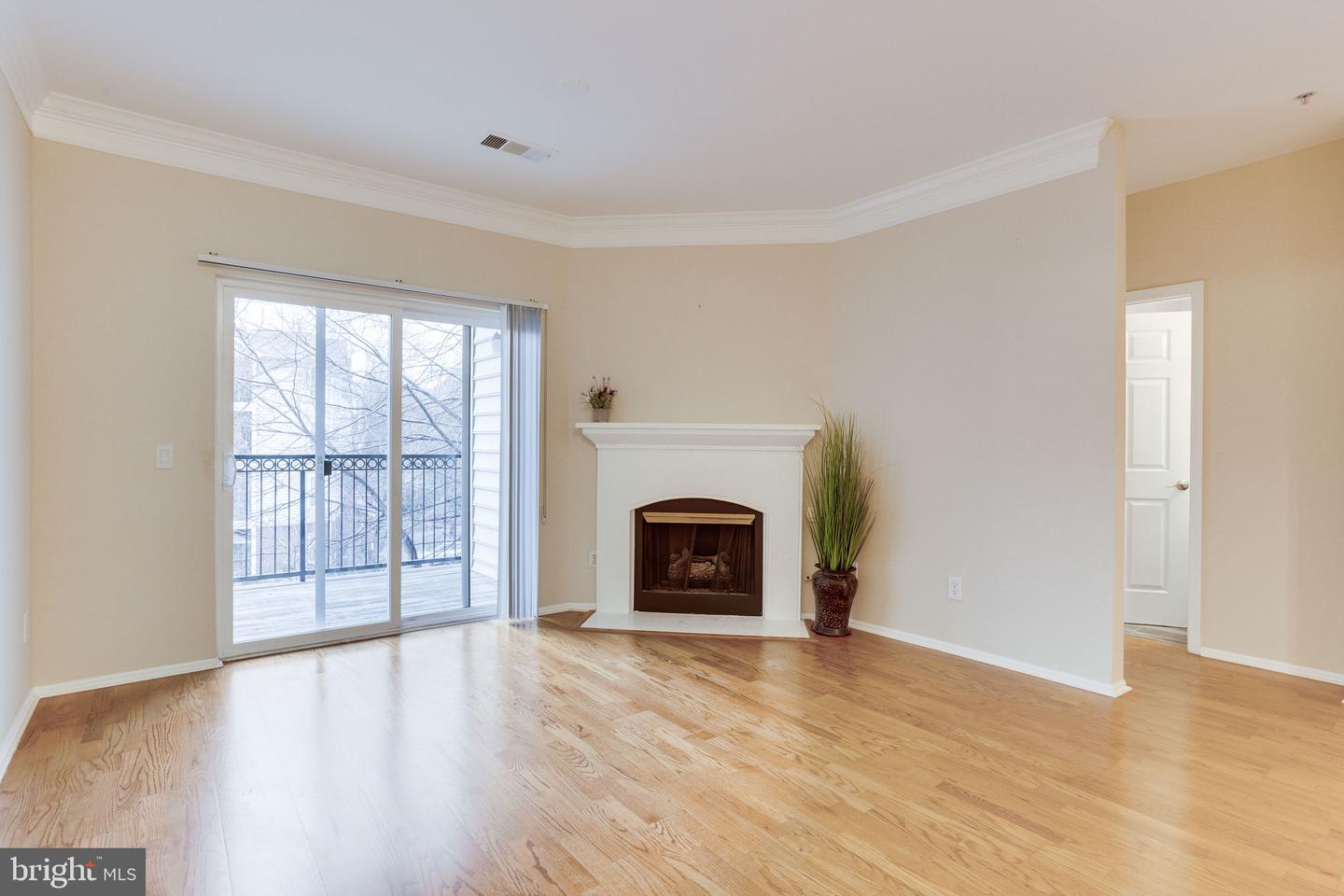 1591 SPRING GATE DRIVE Unit: 3303