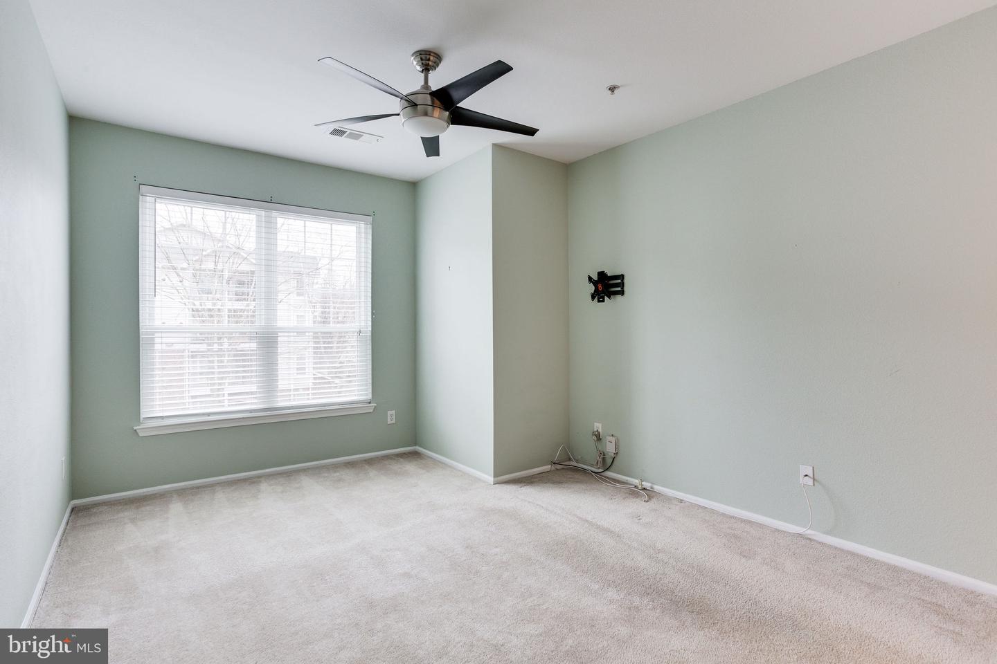 1591 SPRING GATE DRIVE Unit: 3303