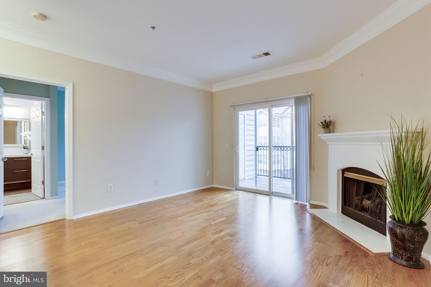 1591 SPRING GATE DRIVE Unit: 3303