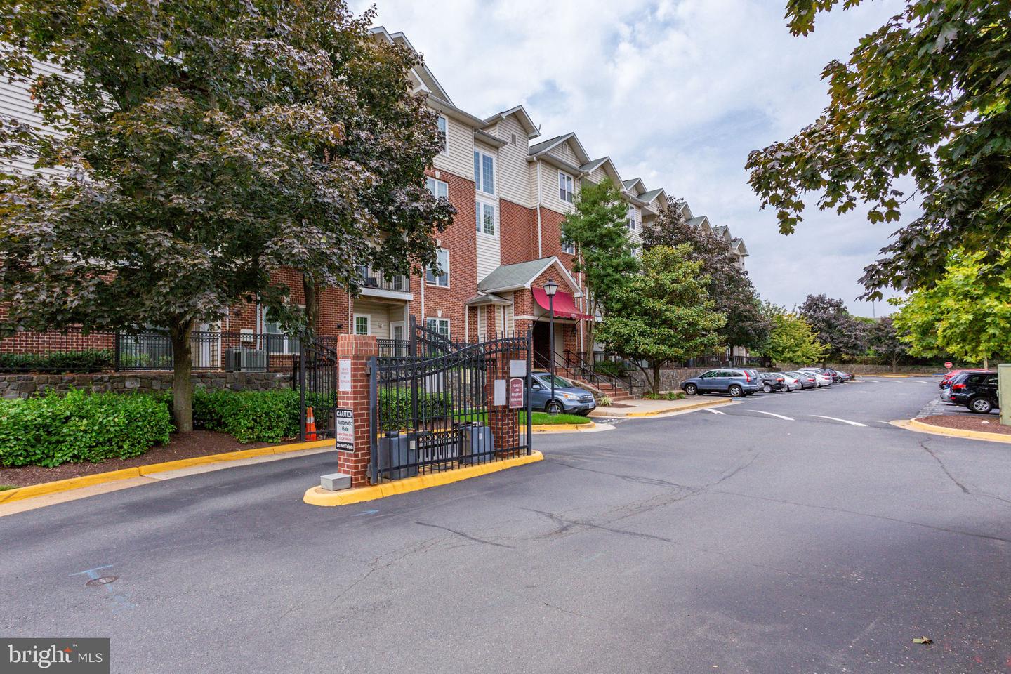 1591 SPRING GATE DRIVE Unit: 3303