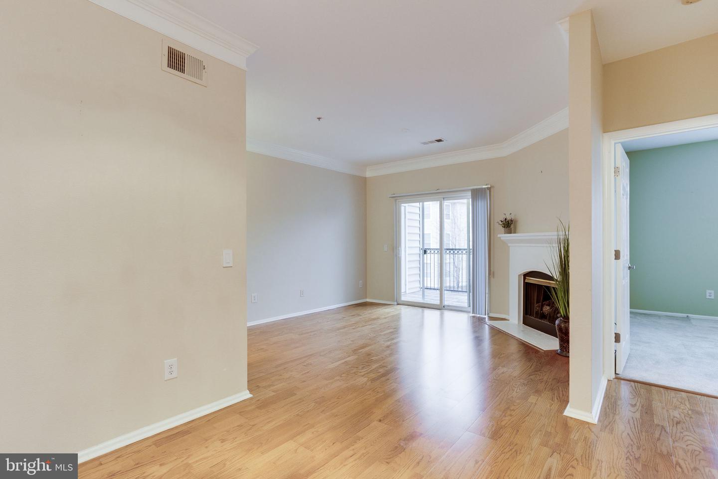 1591 SPRING GATE DRIVE Unit: 3303