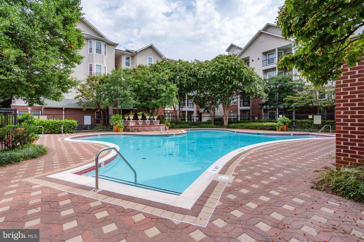 1591 SPRING GATE DRIVE Unit: 3303
