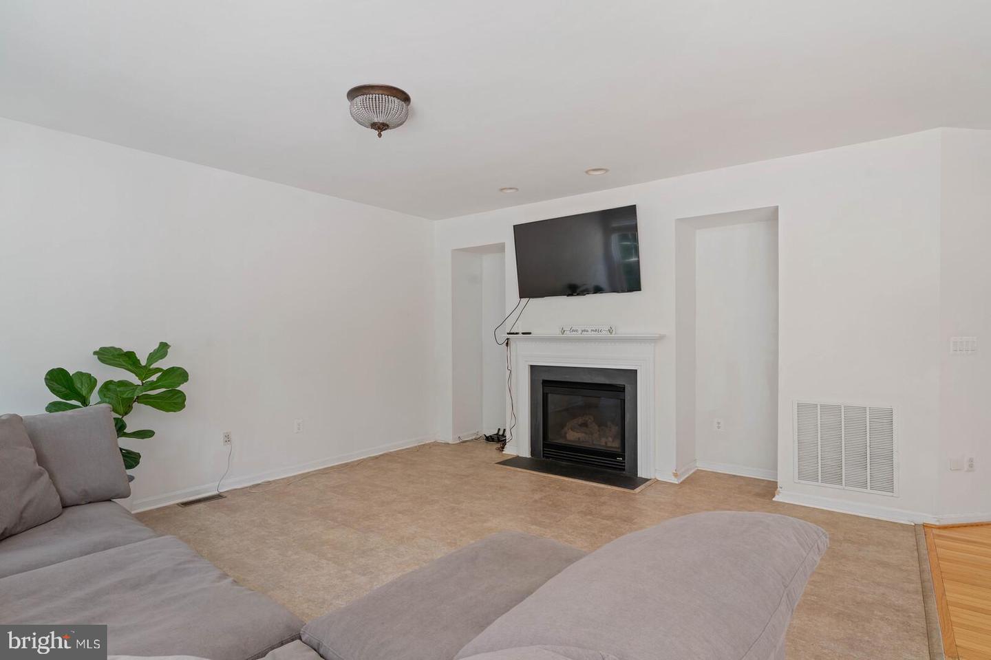 8433 WHITEHAVEN COURT