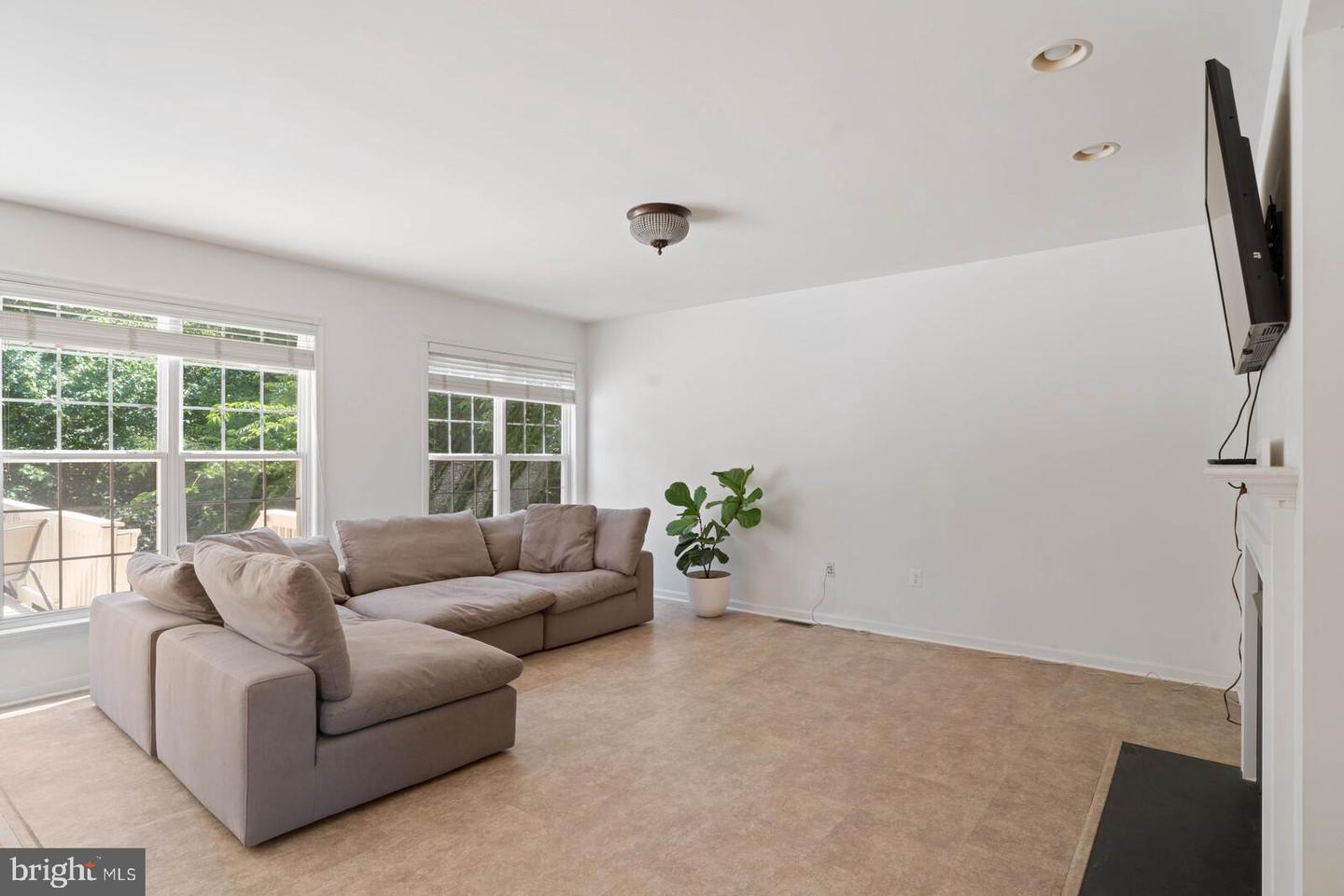8433 WHITEHAVEN COURT