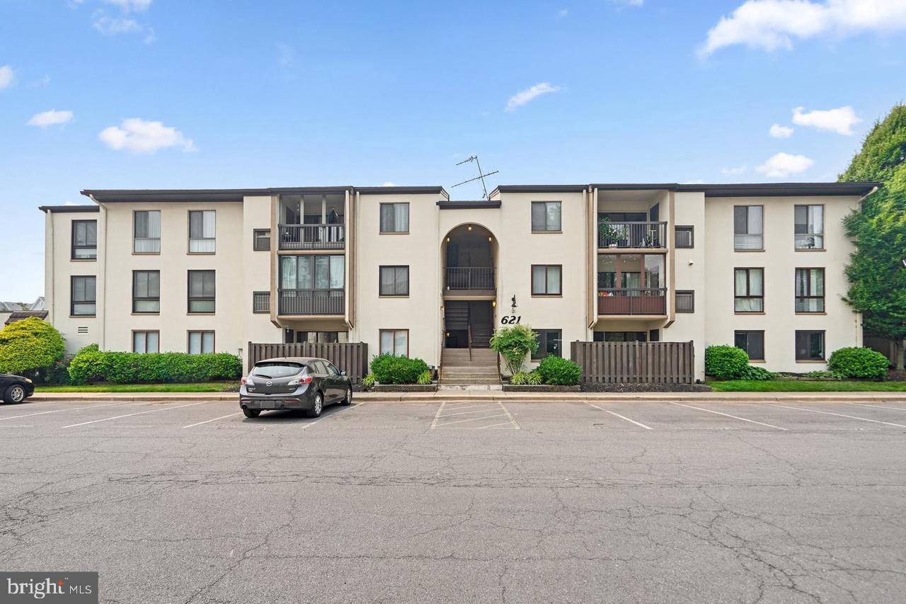 621 Center STREET Unit: T4
