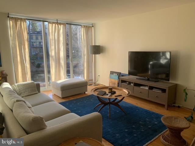 11463 Washington Plz W
