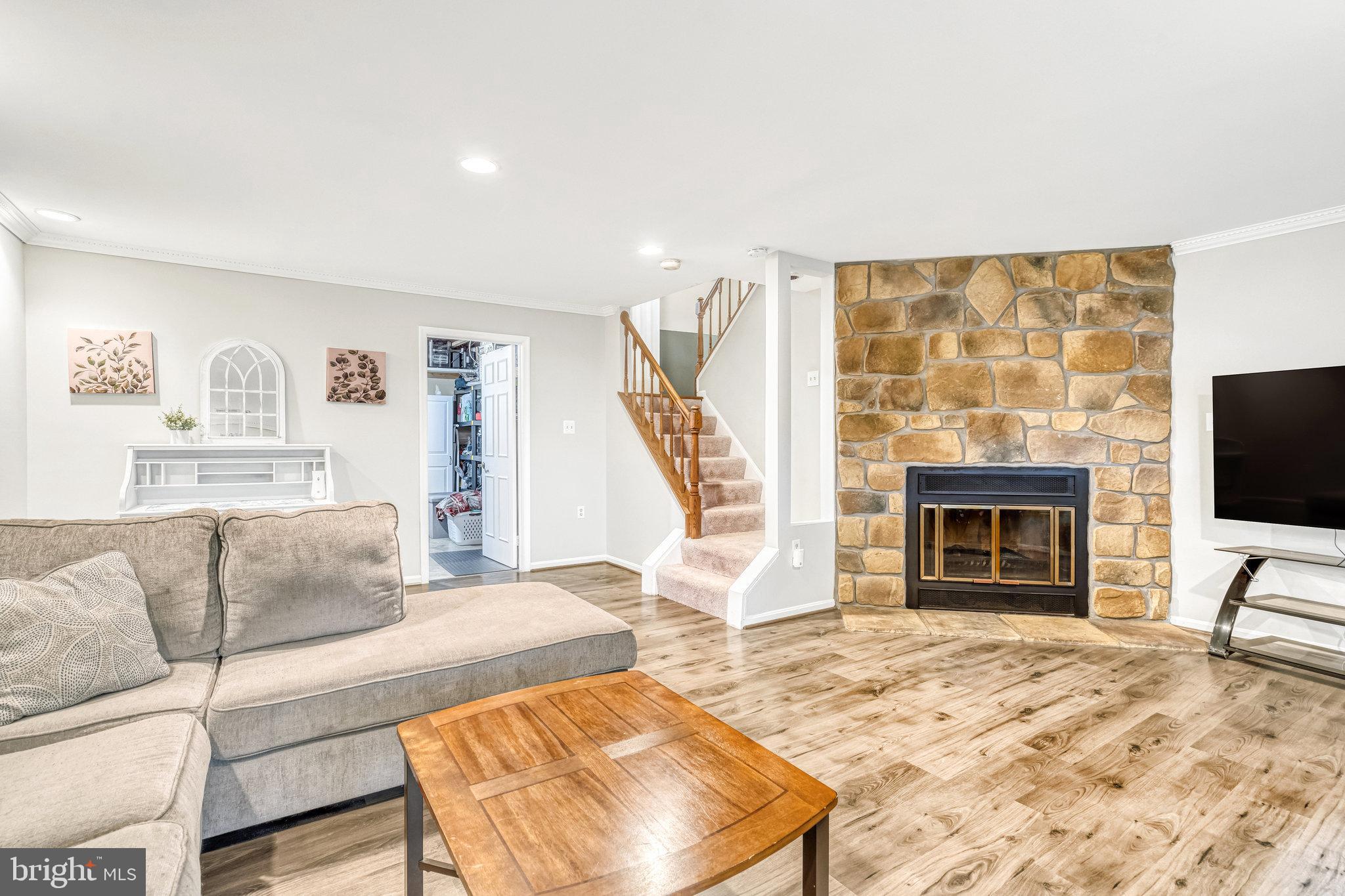 9871 Pond Ct