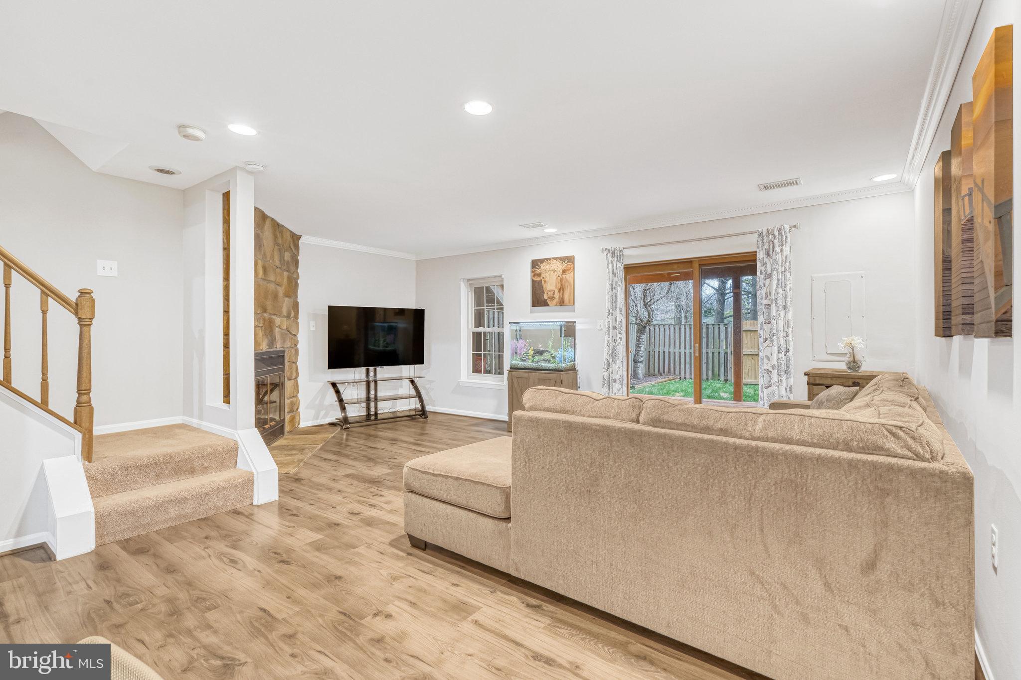 9871 Pond Ct