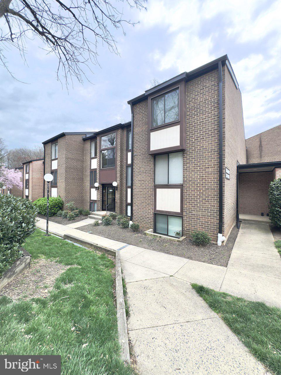 9810 Kingsbridge Dr #201
