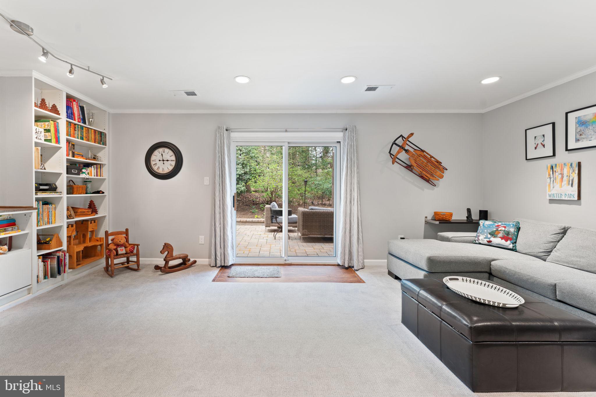 9414 Wallingford Dr