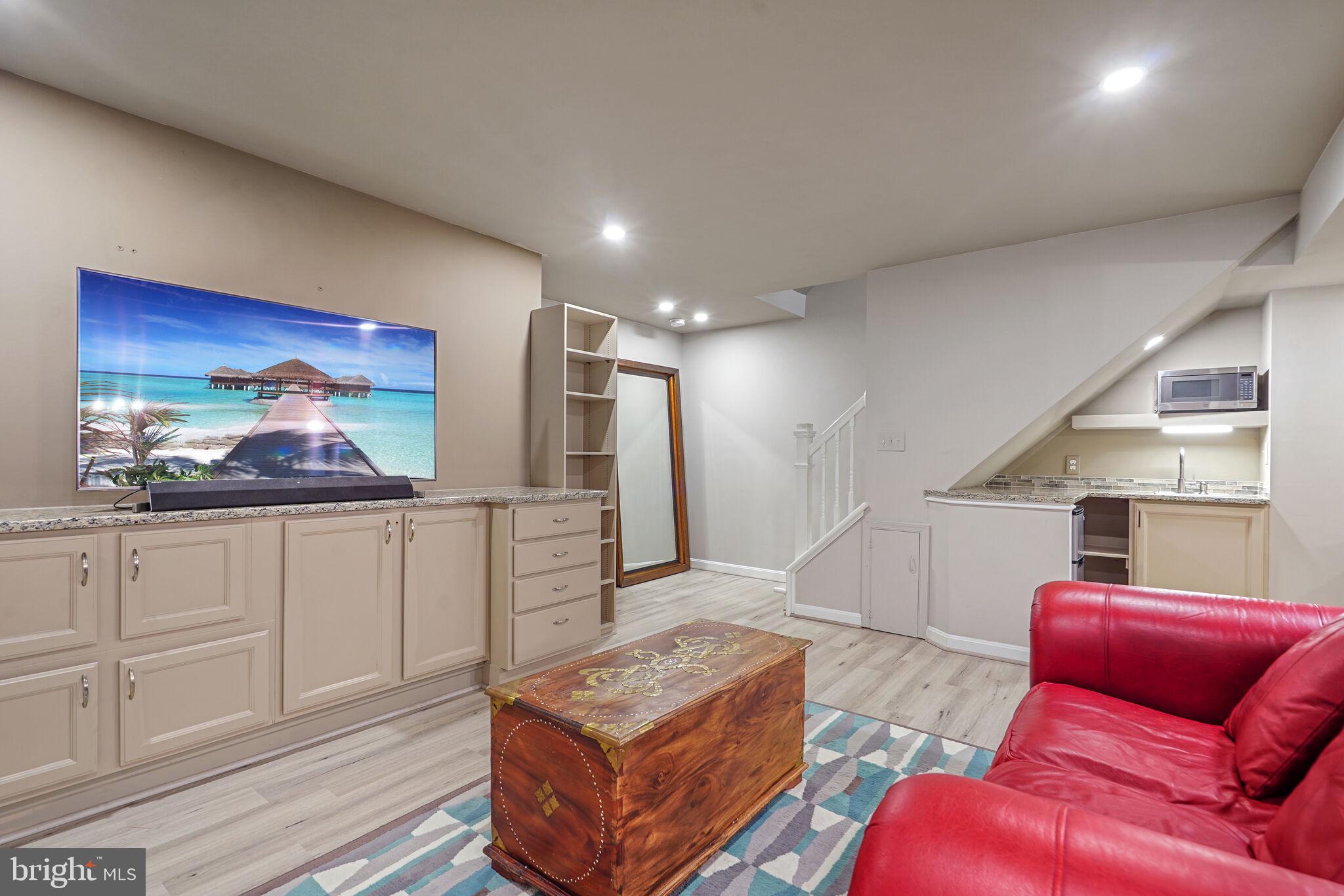 7300 Hollyford Ln