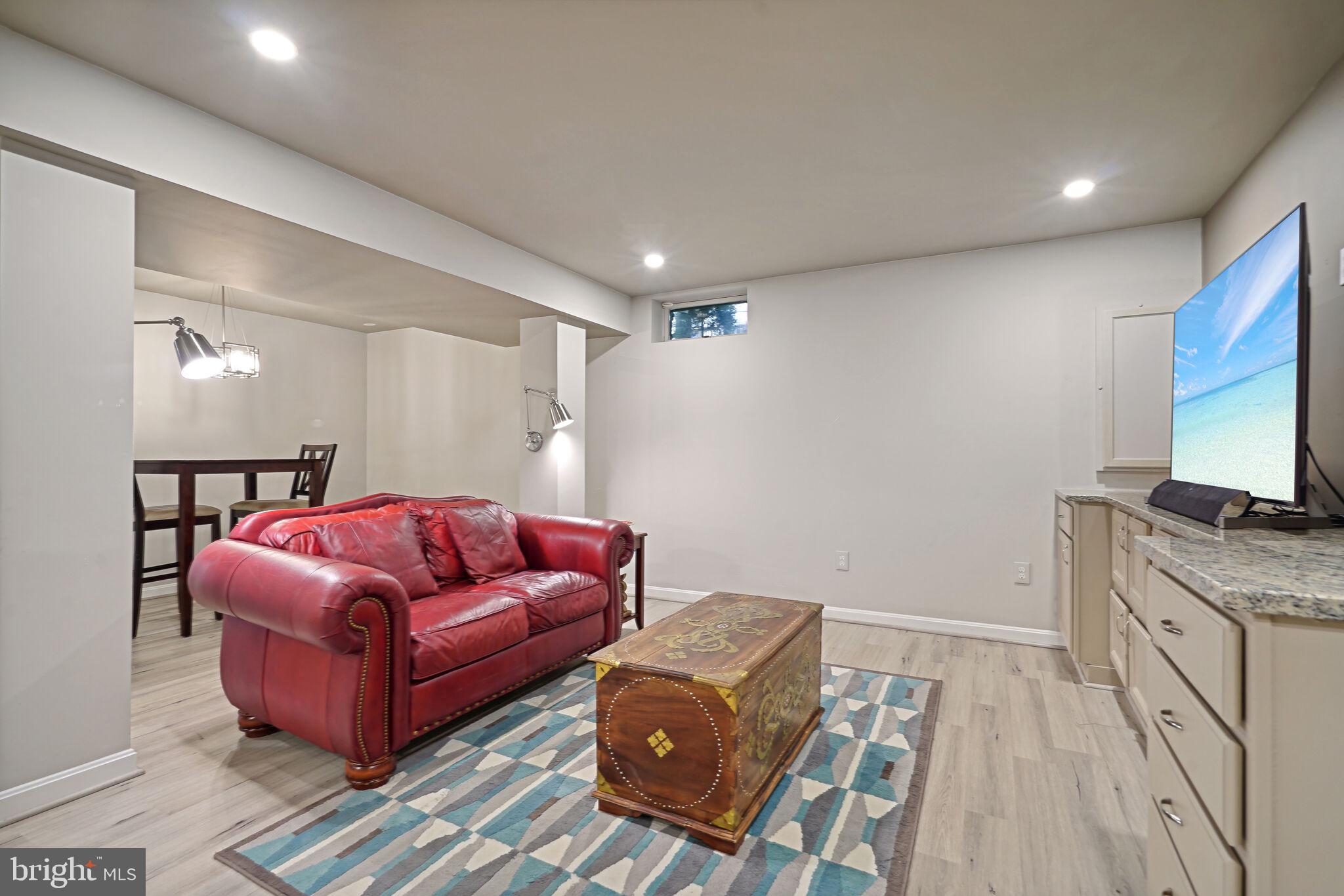 7300 Hollyford Ln