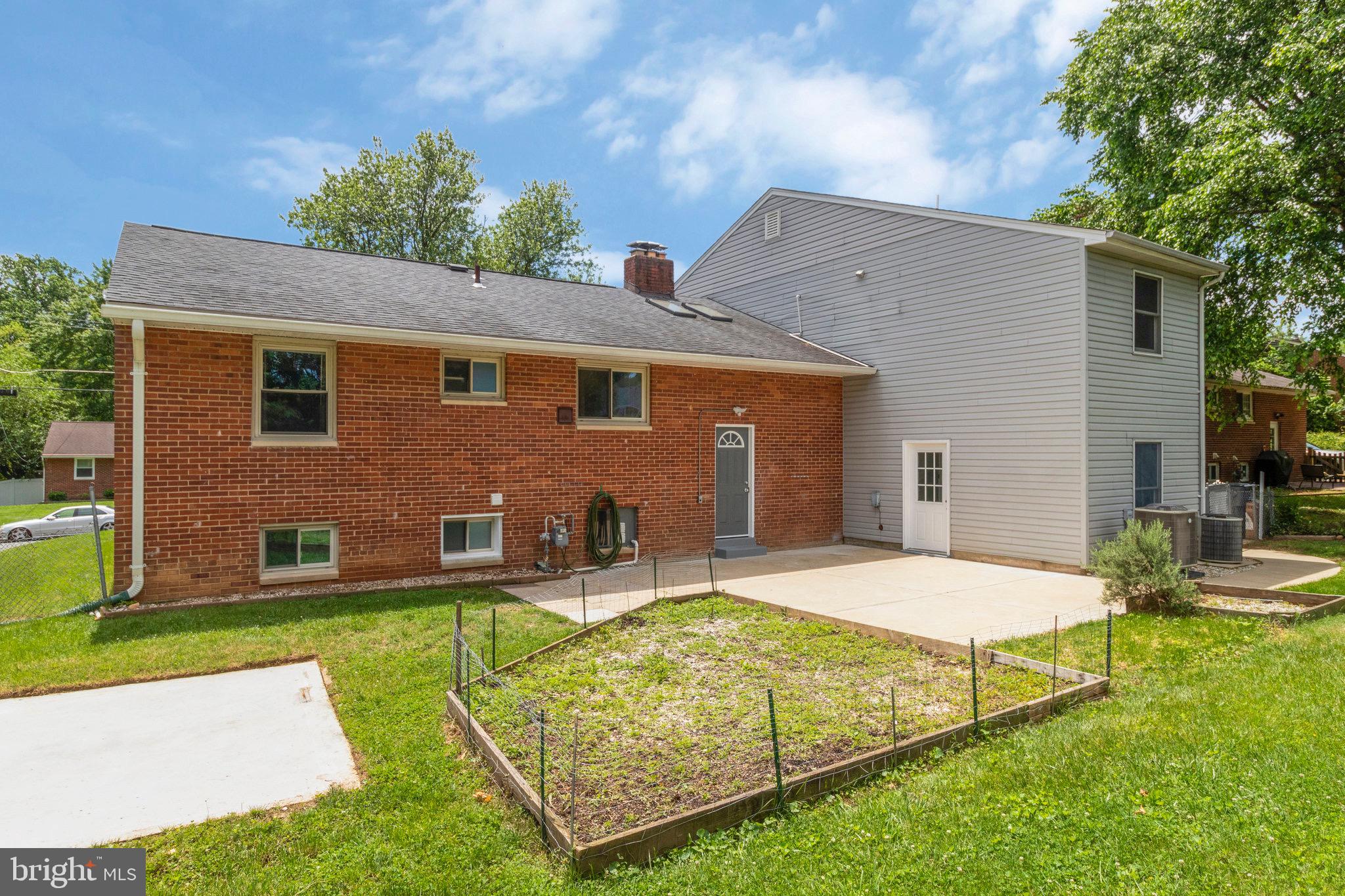 6214 Crestwood Dr