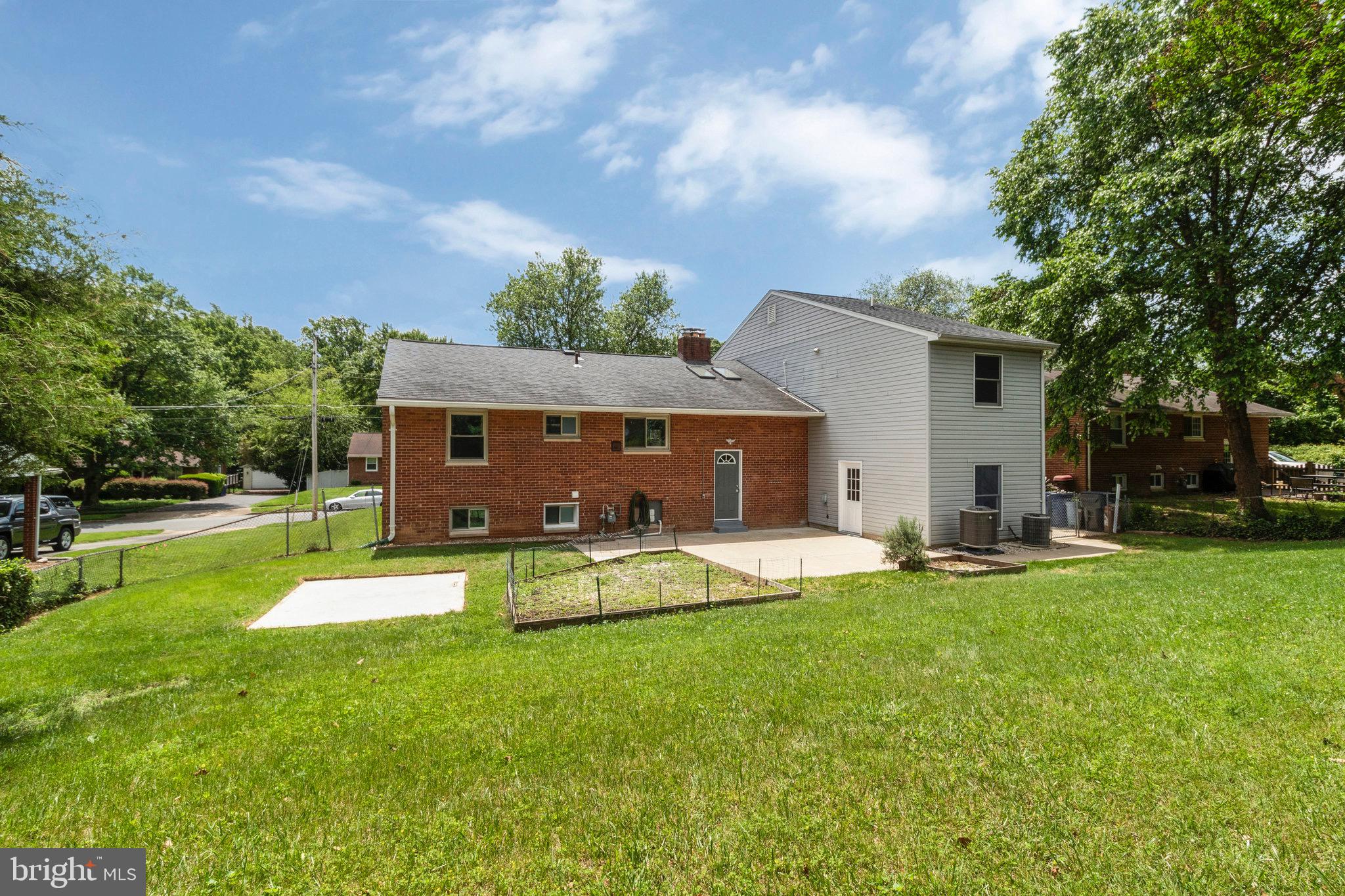 6214 Crestwood Dr