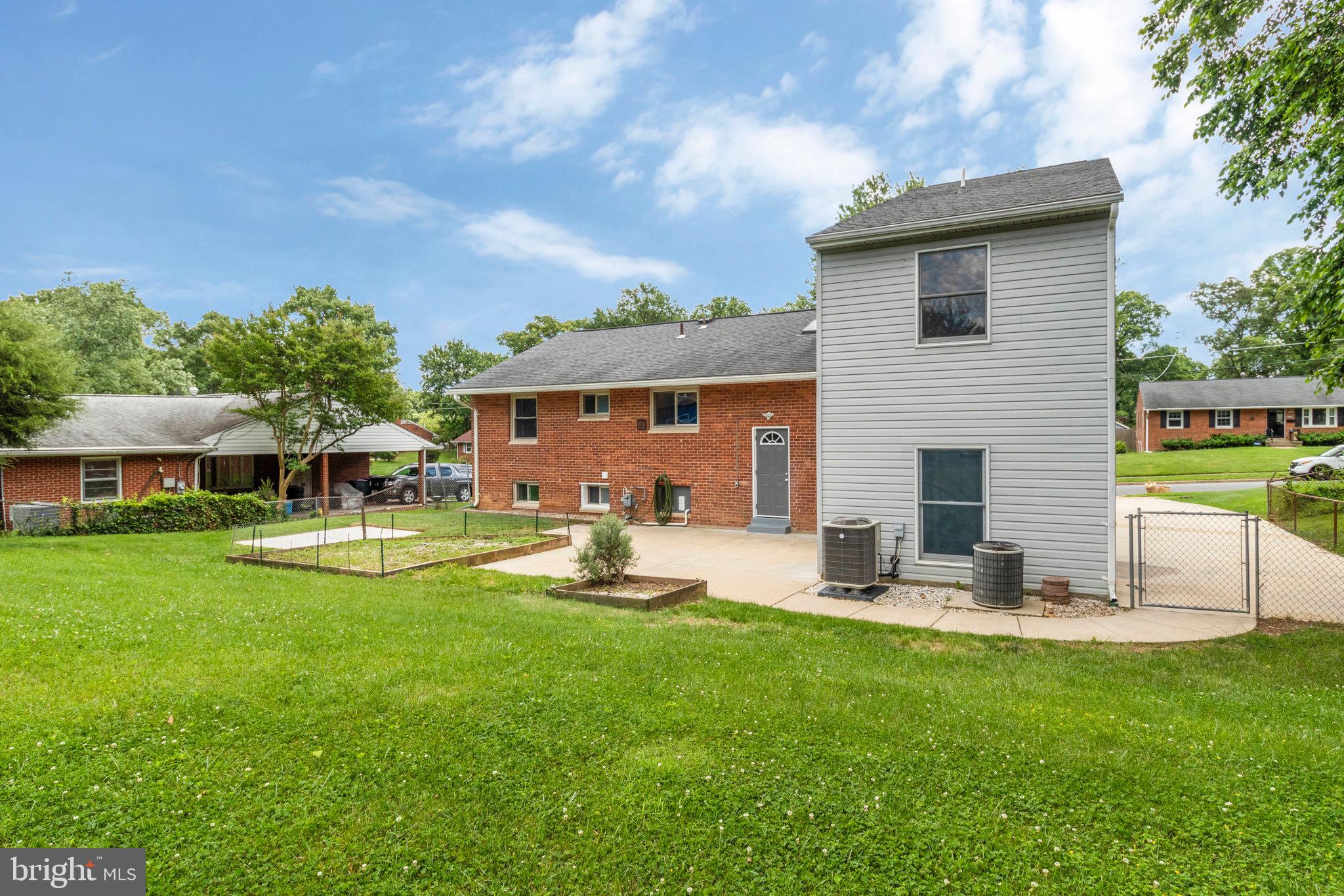 6214 Crestwood Dr