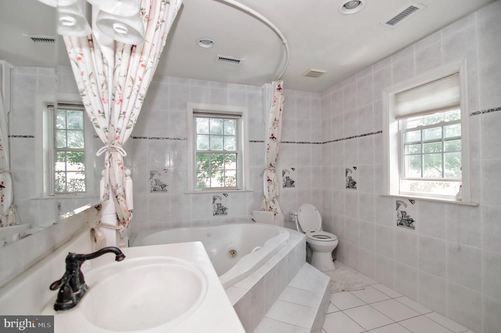 1295 Colvin Forest Dr