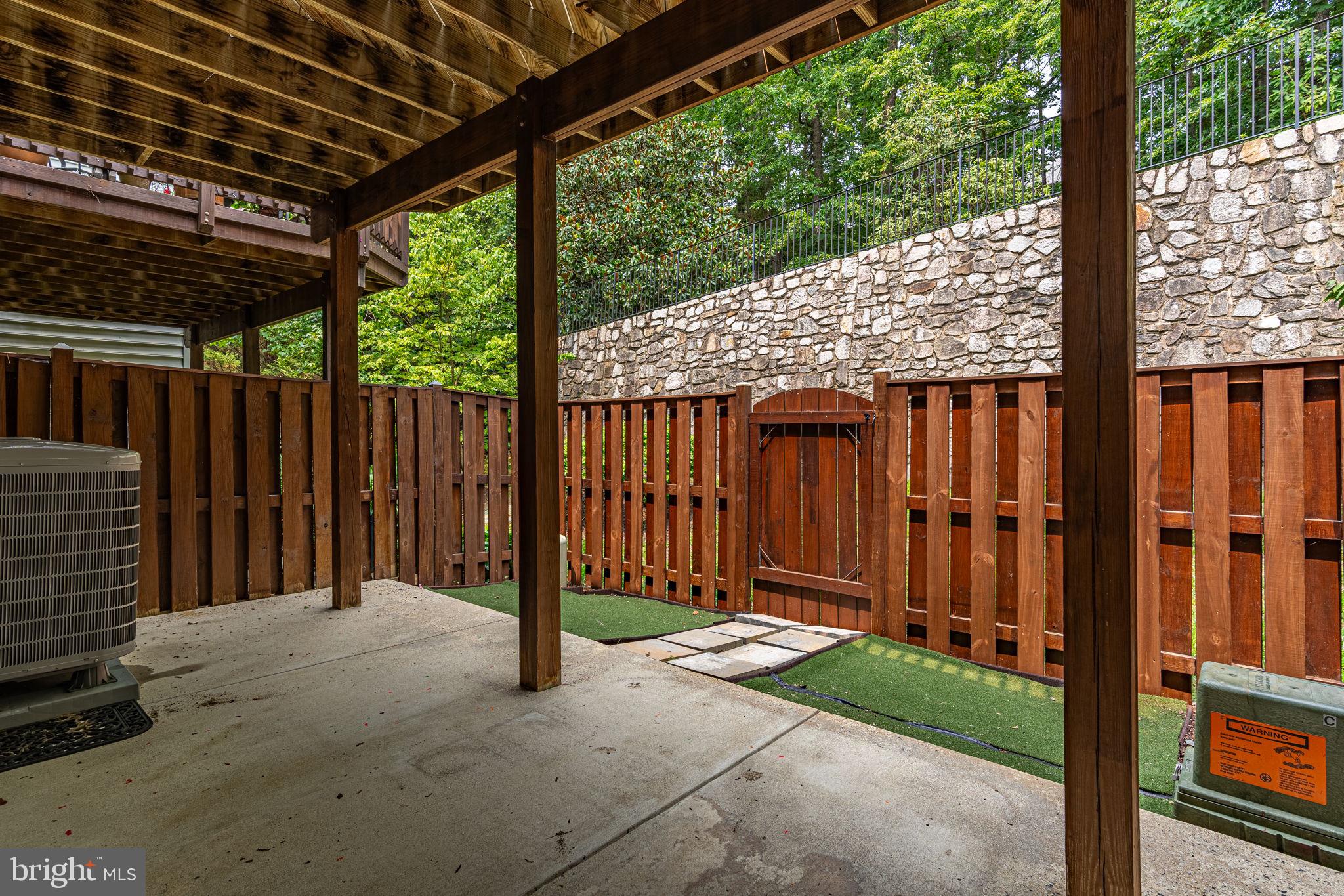 7804 LOCUST LEAF LN