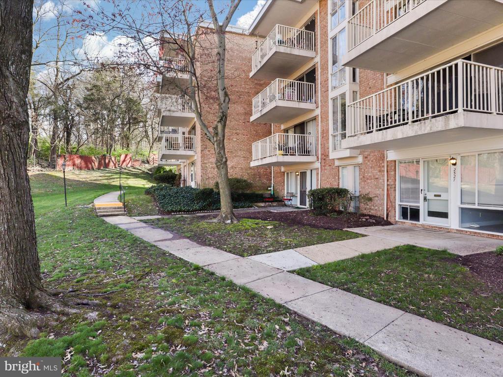 2527 Huntington Ave #17