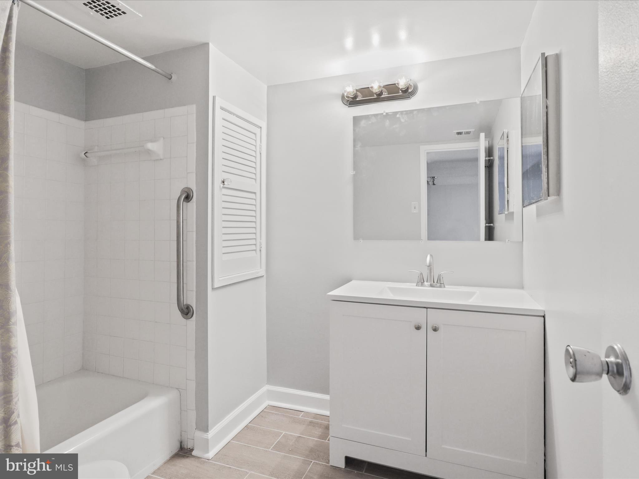 2527 Huntington Ave #17