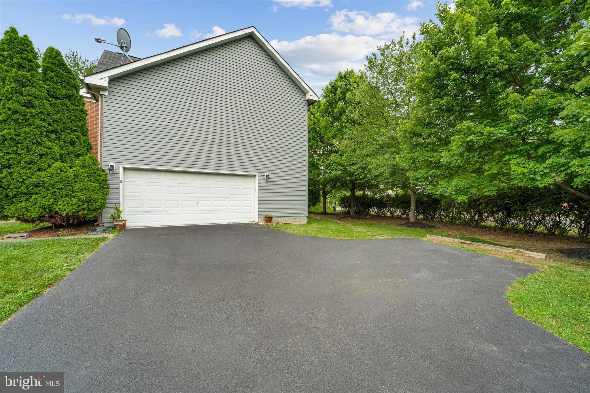 905 ROYAL ELM CT