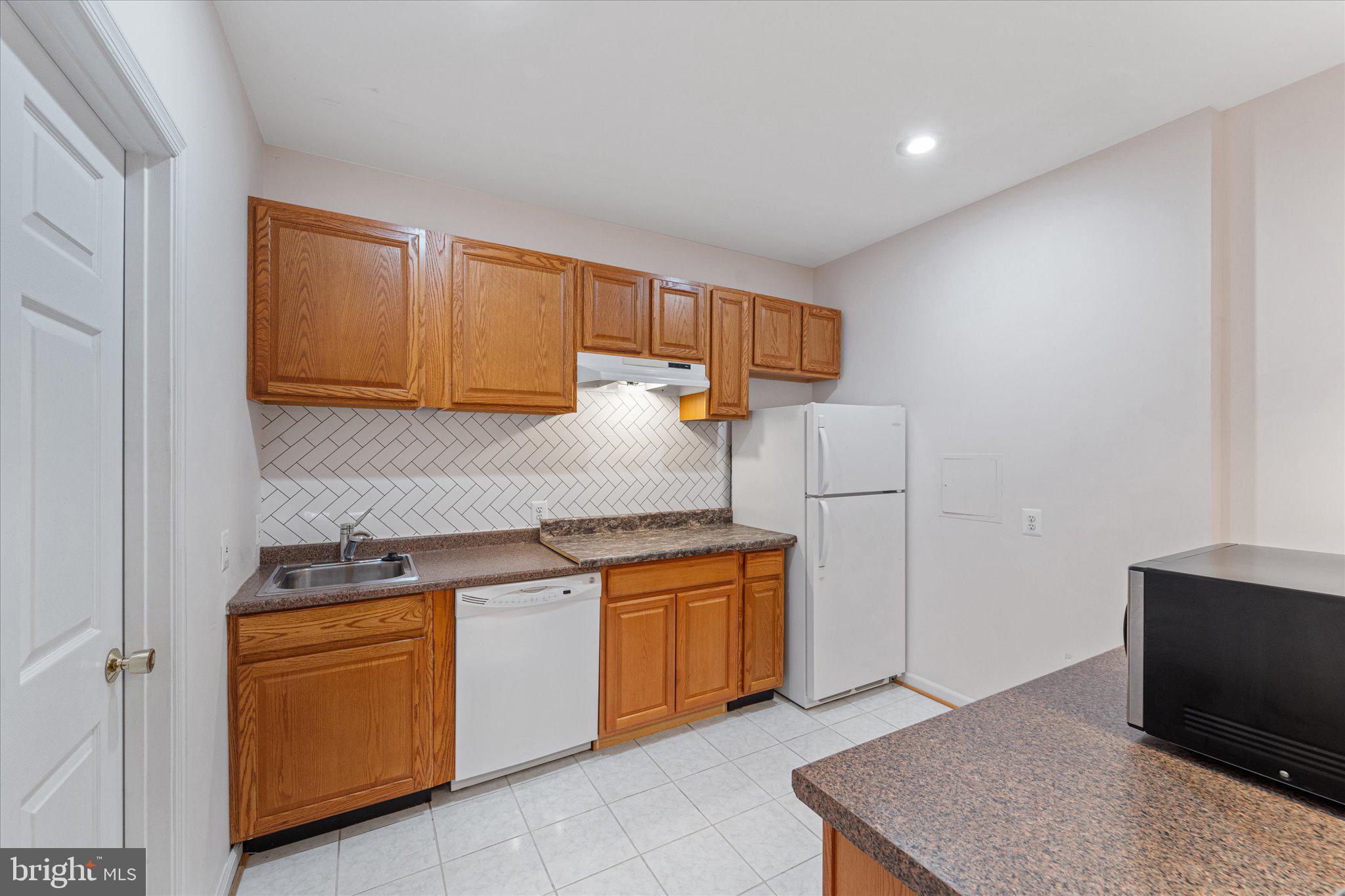 905 ROYAL ELM CT