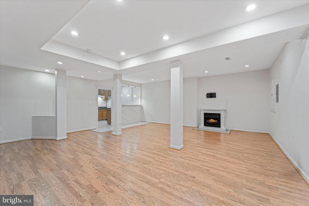 905 ROYAL ELM CT